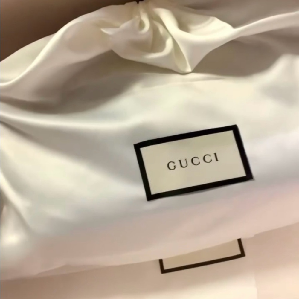 Gucci Purse never wore for sale $1200 - Picture 3 of 5